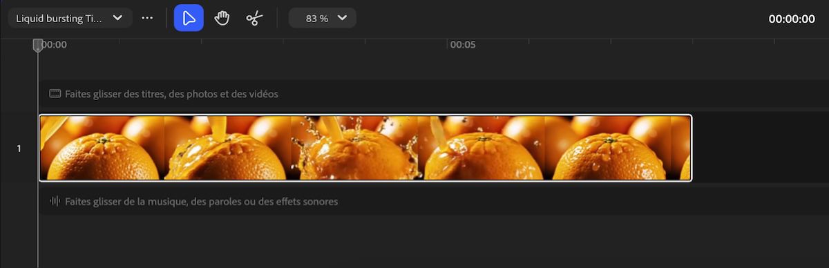 Panneau Montage dans Firefly affichant une séquence de clips vidéo avec des contrôles de lecture et des pistes pour la vidéo et l’audio.