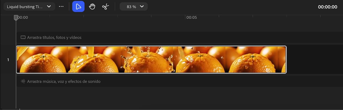 Panel Línea de tiempo en Firefly que muestra una secuencia de clips de vídeo con controles de reproducción y pistas para vídeo y audio.