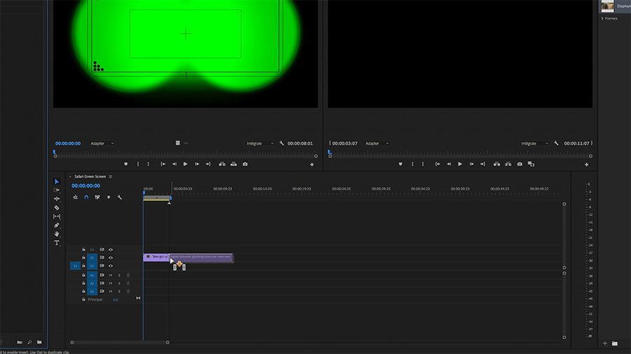 Dans une capture d'écran d'Adobe Premiere Pro sur ordinateur, déplacement d'une séquence vidéo sur la piste V2 alors qu'un fond vert est visible dans le lecteur