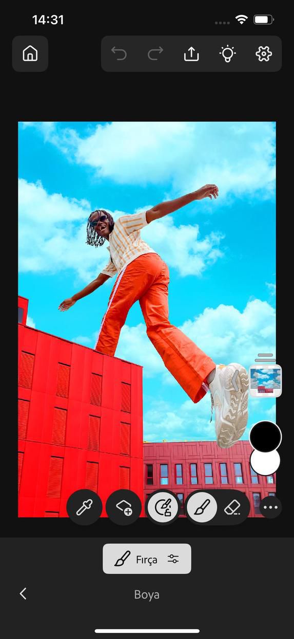 Ön plan rengi ekleme ve daha fazla arka plan rengi seçeneklerini gösteren iPhone'da Photoshop tuvali açılır.