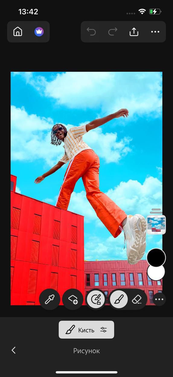 Открыт холст Photoshop на iPhone, где отображаются параметры добавления основного цвета и дополнительные фоновые цвета