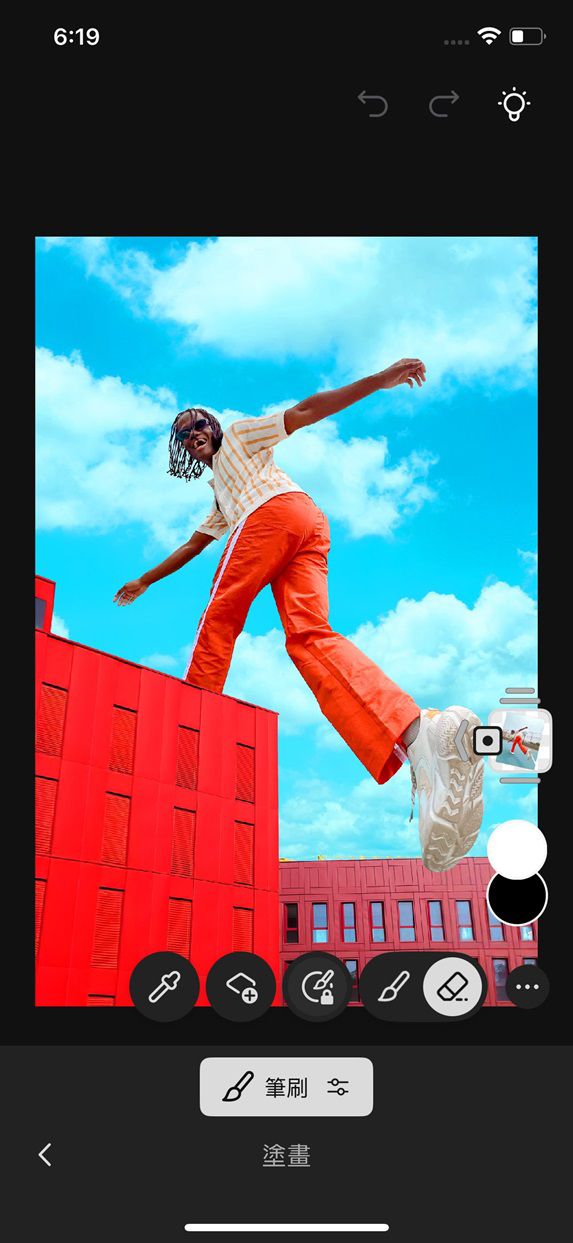 開啟 iPhone 版 Photoshop 畫布，顯示新增前景顏色和更多背景顏色的選項