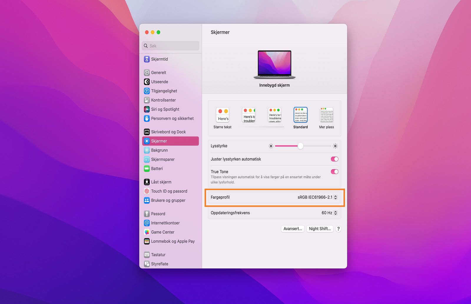 Alternativet sRGB IEC61966-2.1 velges fra rullegardinlisten Fargeprofil i panelet Skjermer.