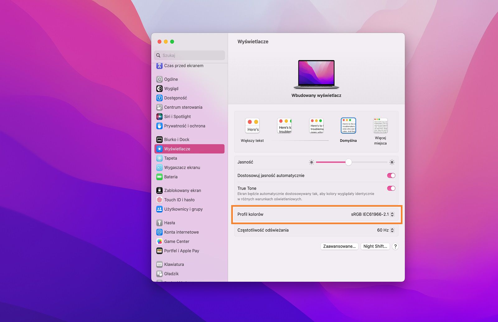 Opcja sRGB IEC61966-2.1 wybrana na liście rozwijanej Profil kolorów w panelu Wyświetlacze.