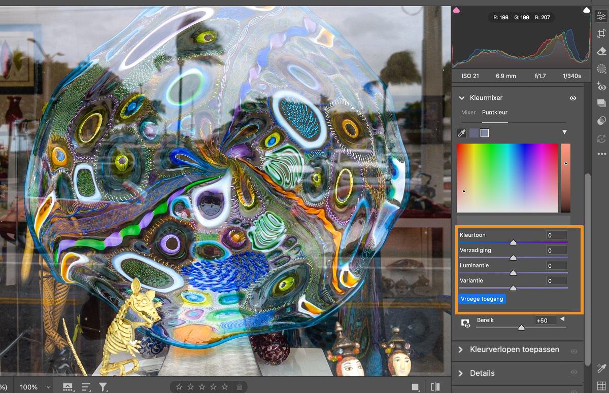 weerspiegelingen in het raam met meerdere kleuren, het bewerkingsmenu met opties voor Kleurmixer wordt geopend in Adobe Camera Raw