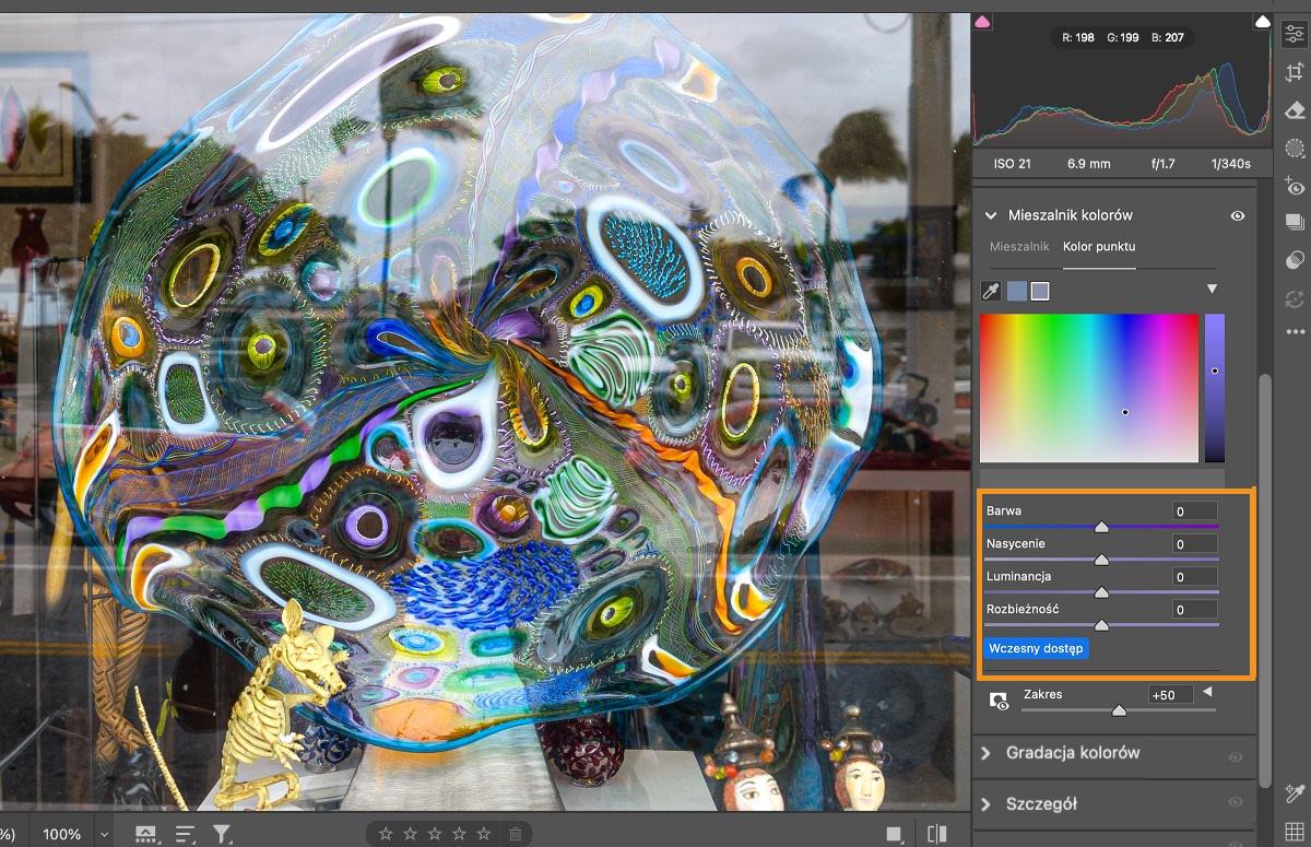 odbicia w oknach z wieloma wyróżnionymi kolorami, menu edycji z opcjami Mieszalnika kolorów otwarte w programie Adobe Camera Raw