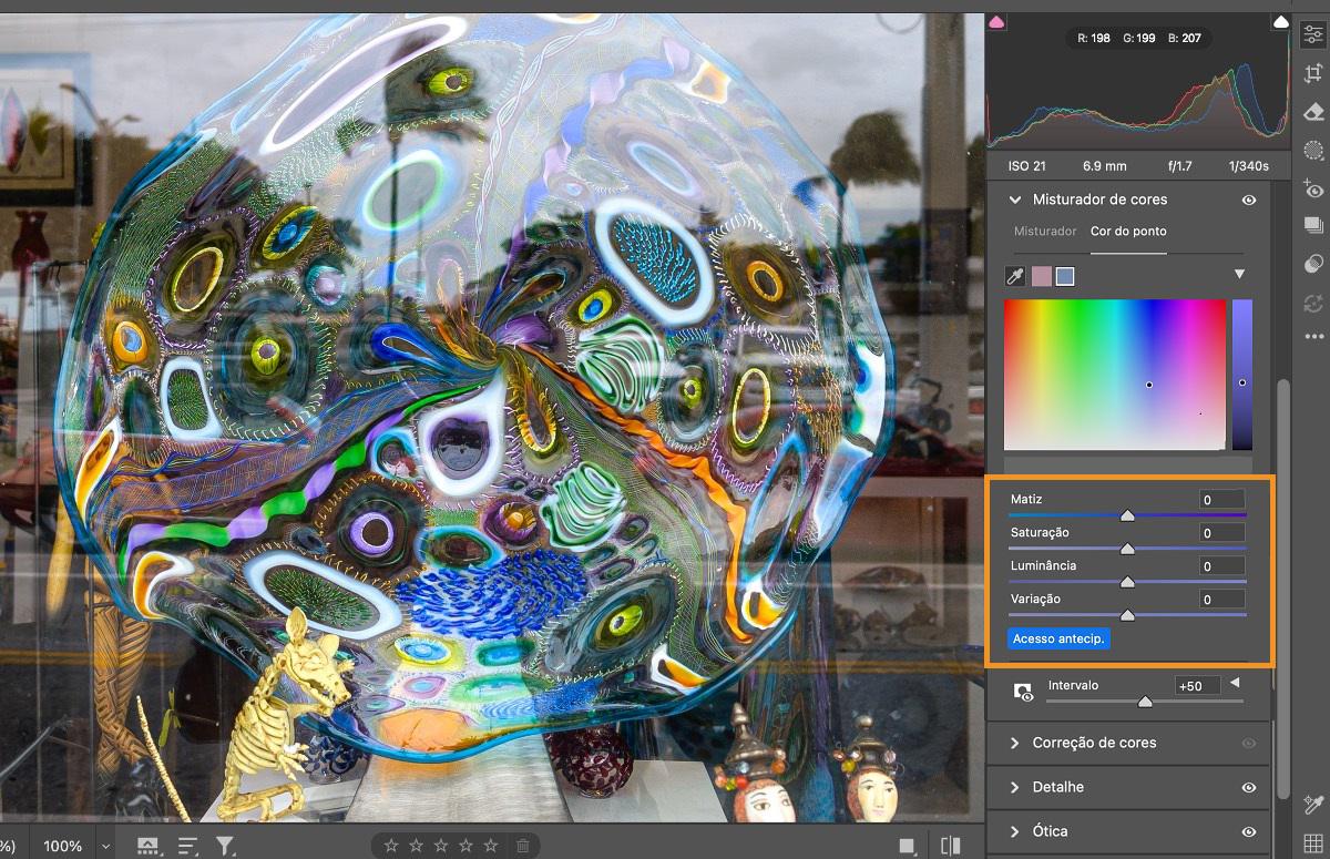 uma imagem tirada através de uma janela com reflexo proeminente. O painel de cor de ponto é realçado no painel de edição do Camera Raw.