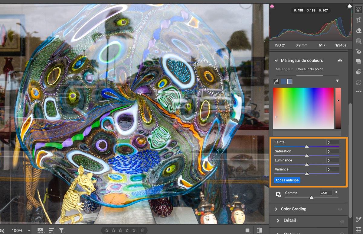 une image prise à travers une fenêtre avec un reflet proéminent. Le panneau Couleurs des points est mis en évidence dans le panneau de modification de Camera Raw.