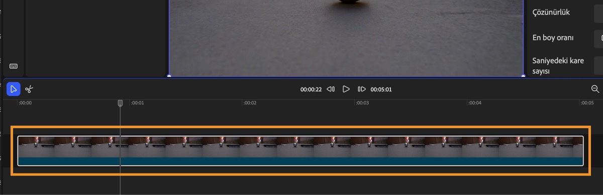 Zaman çizelgesinde bir video bulunur ve zaman çizelgesi görünümünü ayarlamak, klibi bölmek ve daha fazlası için seçenekler mevcuttur.