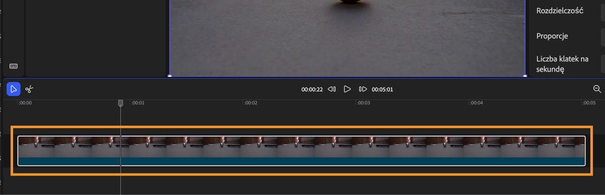 Oś czasu zawiera wideo i oferuje opcje dostosowania widoku osi czasu, podziału klipu i inne.
