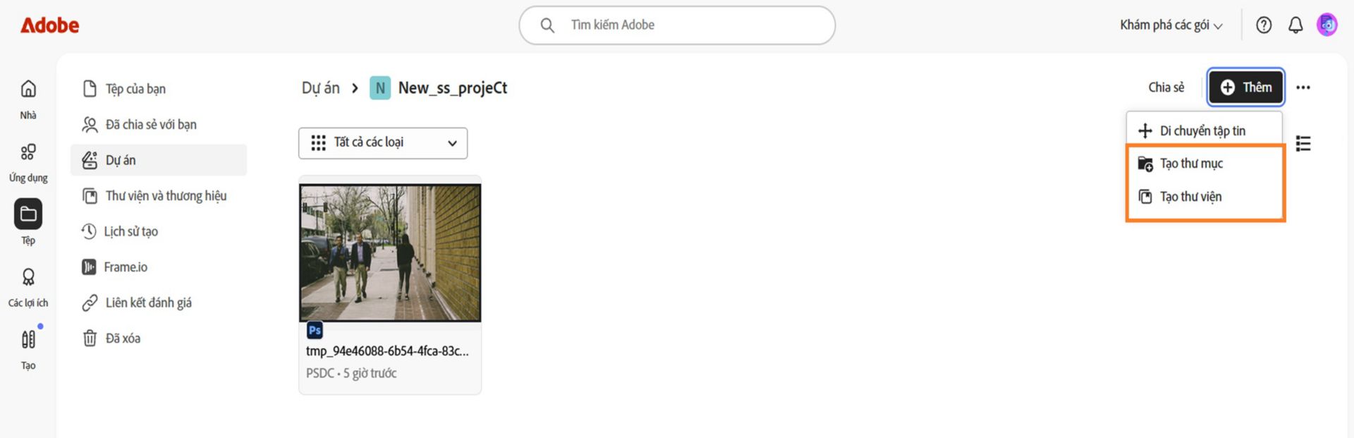 Giao diện web Adobe hiển thị chế độ xem Dự án với tùy chọn thêm và sắp xếp tập tin bằng cách tạo thư mục hoặc thư viện.