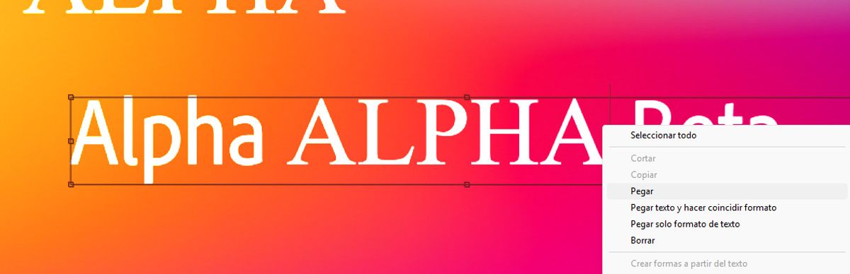 El texto se pega utilizando la opción Pegar del menú contextual. El texto pegado mantiene la fuente y el estilo originales.