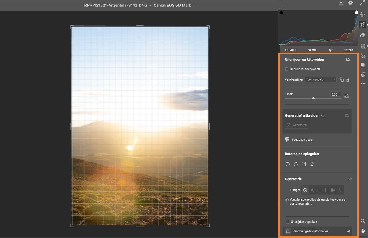 Foto van een zonsondergang is geopend in Adobe Camera Raw. Pas de grootte en het perspectief aan met de tools Uitsnijden. 