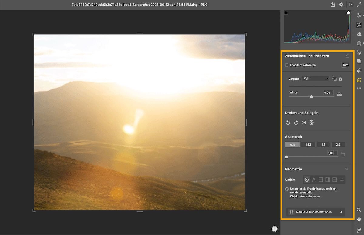 Ein Foto eines Sonnenuntergangs ist in Adobe Camera Raw geöffnet. Passe Größe und Perspektive mit den Freistellungswerkzeugen an. 