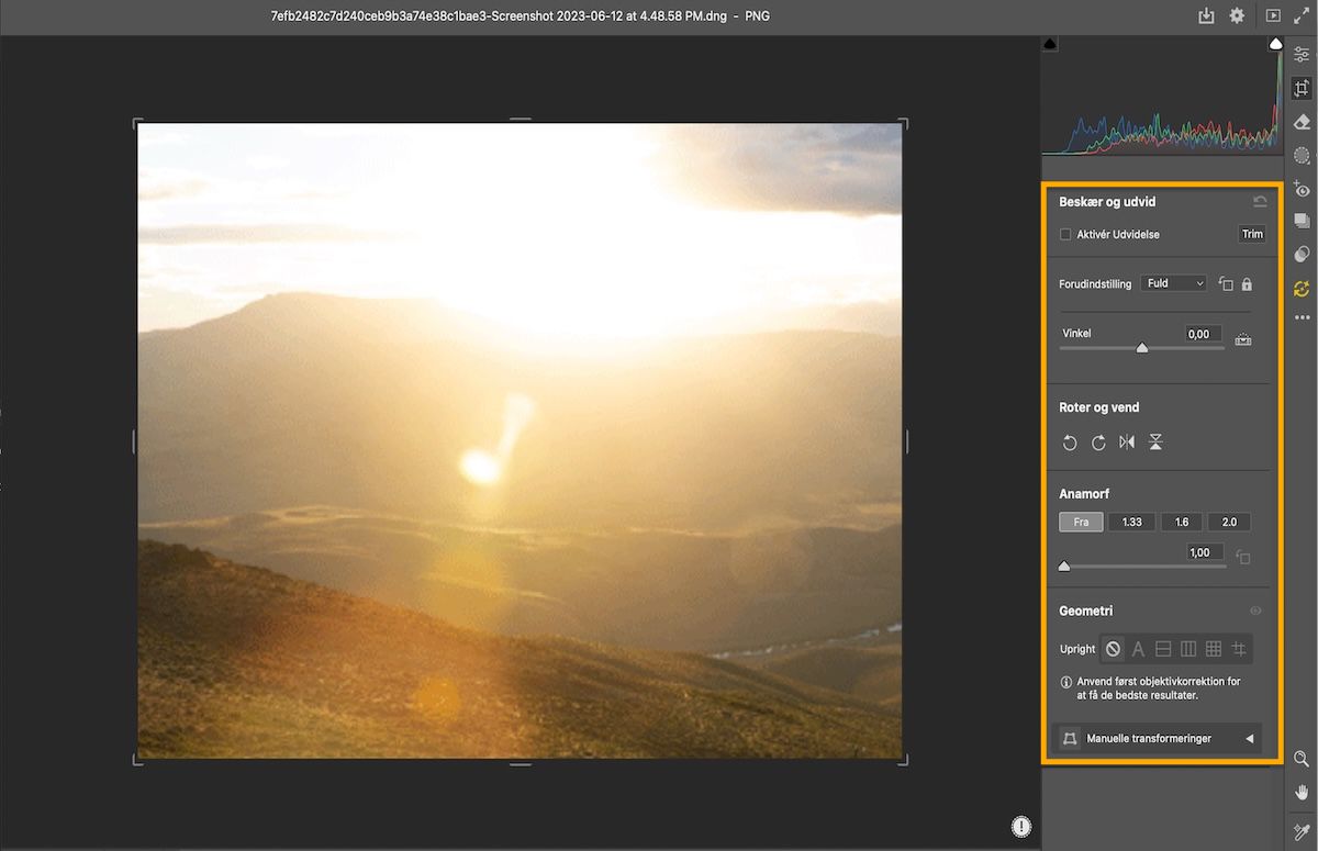 Et foto af en solnedgang er åbent i Adobe Camera Raw.Juster størrelse og perspektiv med beskæringsværktøjer. 
