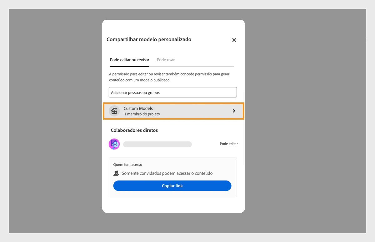 A caixa de diálogo Compartilhar modelo personalizado é aberta, oferecendo várias opções, como adicionar novas pessoas e copiar o link para o modelo personalizado para compartilhamento.