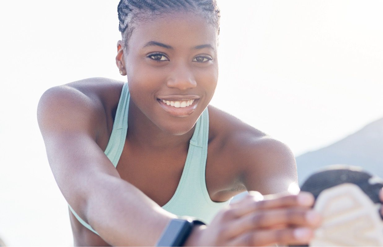 Egy béka áll felegyenesedve éjszaka a nedves utcán. A béka kabátot, kalapot és szemüveget visel és esernyőt tart a kezében. A háttérben világító utcai lámpák láthatók, amelyek bokeh-hatást keltenek az utca nedves felületéről visszatükröződő fényekkel.