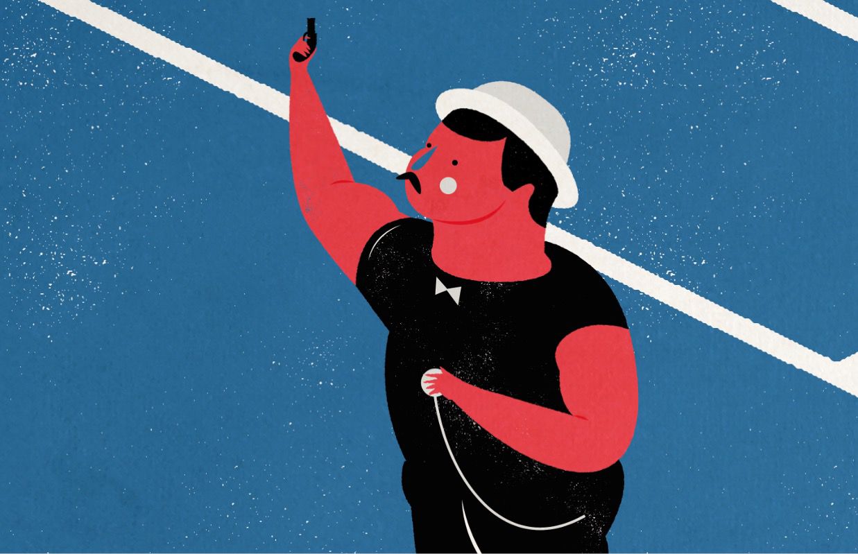 Een kikker staat 's nachts rechtop op een natte straat. De kikker is gekleed in een jas, hoed en bril en houdt een paraplu vast. De achtergrond is voorzien van verlichte straatlampen, waardoor een bokeh-effect ontstaat waarbij de lichten op het natte oppervlak van de straat reflecteren.