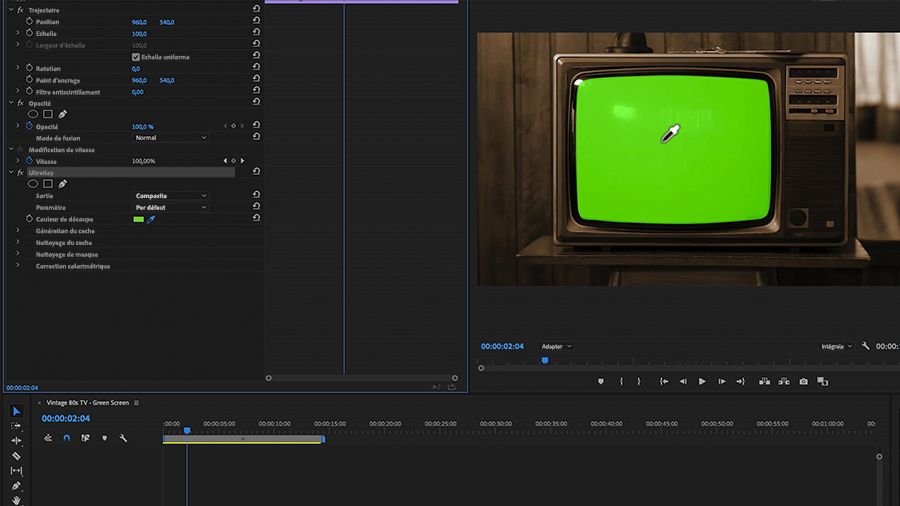 Dans une capture d'écran d'Adobe Premiere Pro sur ordinateur, utilisation de l'outil Pipette de l'effet UltraKey pour sélectionner le fond vert d'un écran de télévision vintage posé sur une petite table devant un mur lambrissé