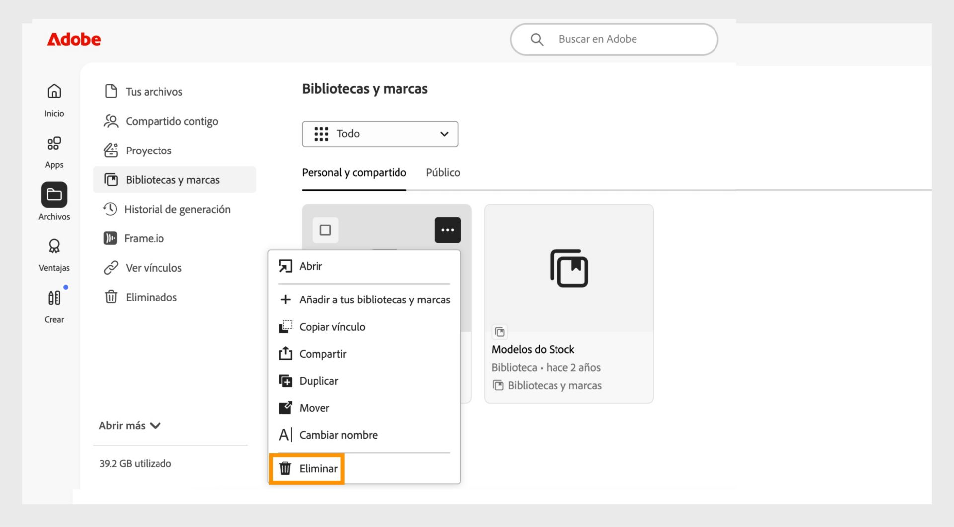 El menú contextual del elemento, que se abre al hacer clic derecho en un elemento de tu biblioteca, proporciona la opción de eliminar el elemento en la biblioteca. 