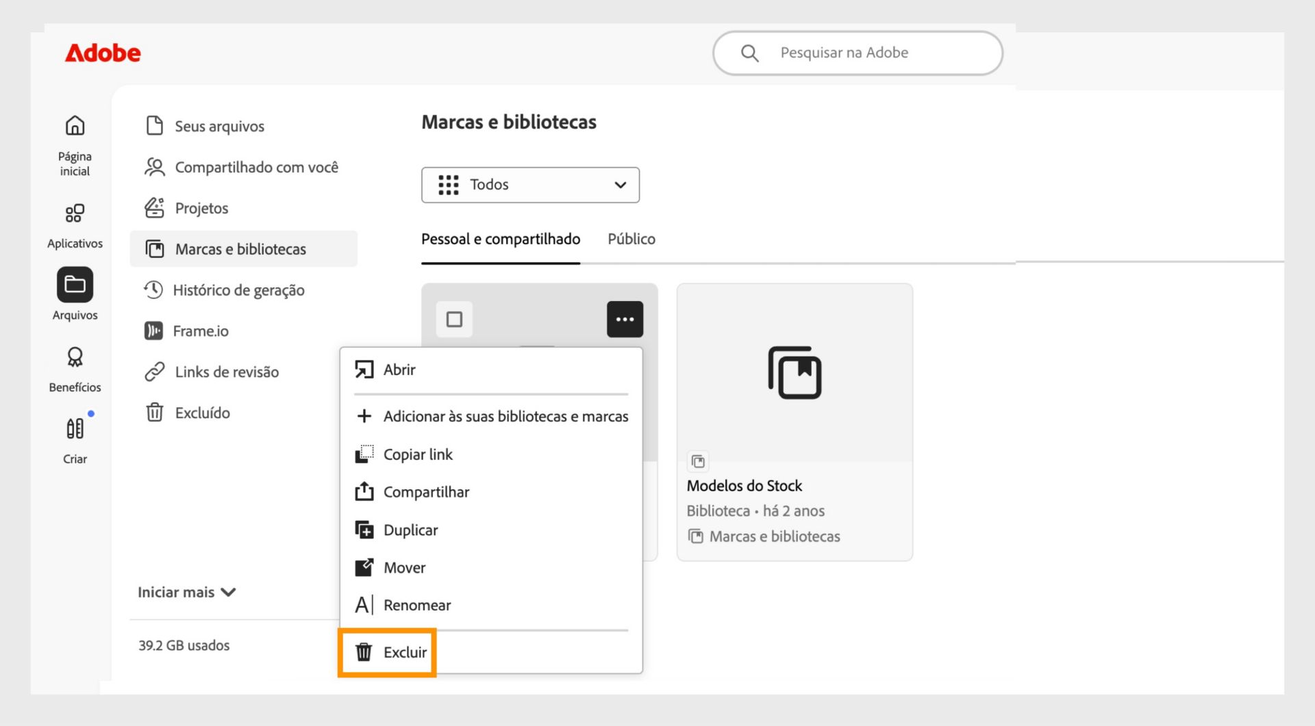 O menu de contexto do elemento, que abre quando você clica com o botão direito em um elemento da sua biblioteca, dá a opção de excluir o elemento da biblioteca. 