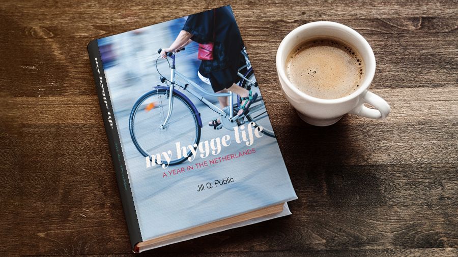 Livre de Jill Q. Public, intitulé « My hygge life », posé sur une table près d'une tasse de café