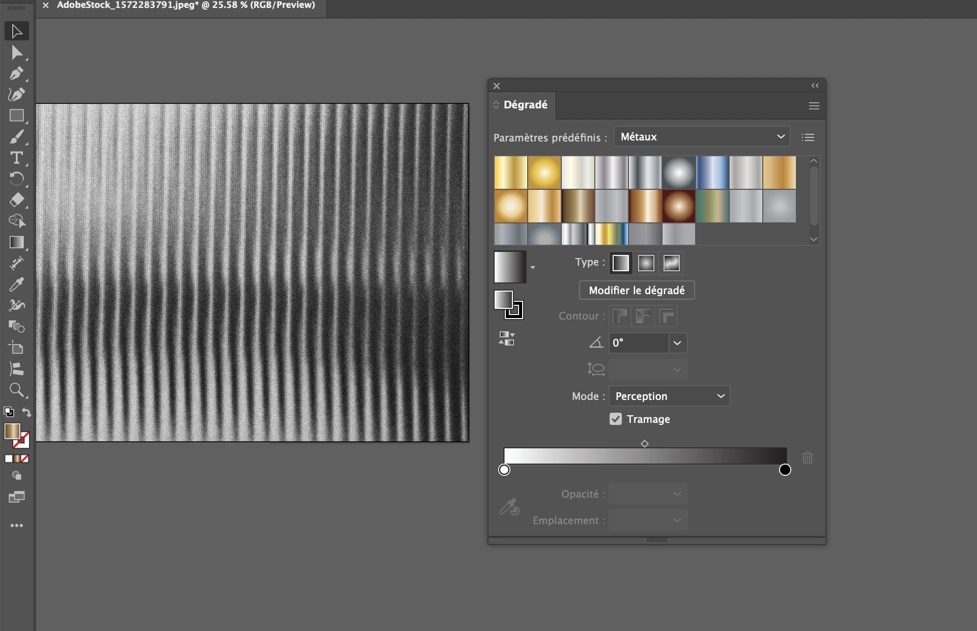 Panneau Dégradé dans Illustrator montrant des paramètres prédéfinis métalliques appliqués avec un tramage sur un arrière-plan texturé en niveaux de gris.