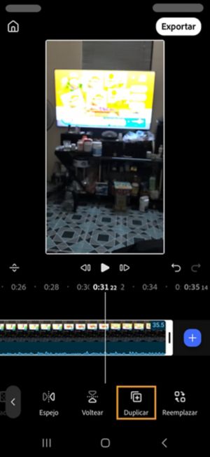 Botón Duplicar resaltado en la barra de herramientas con un solo clip seleccionado en la cronología.