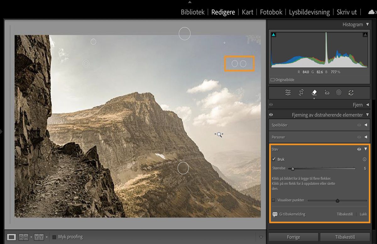 Et bilde av et fjell med uthevede støvflekker på grunn av kamerasensoren er åpnet i lightroom classic med panelet for Fjerning av distraherende elementer åpent.Støvfunksjonen fjerner disse sensorstøvflekkene.