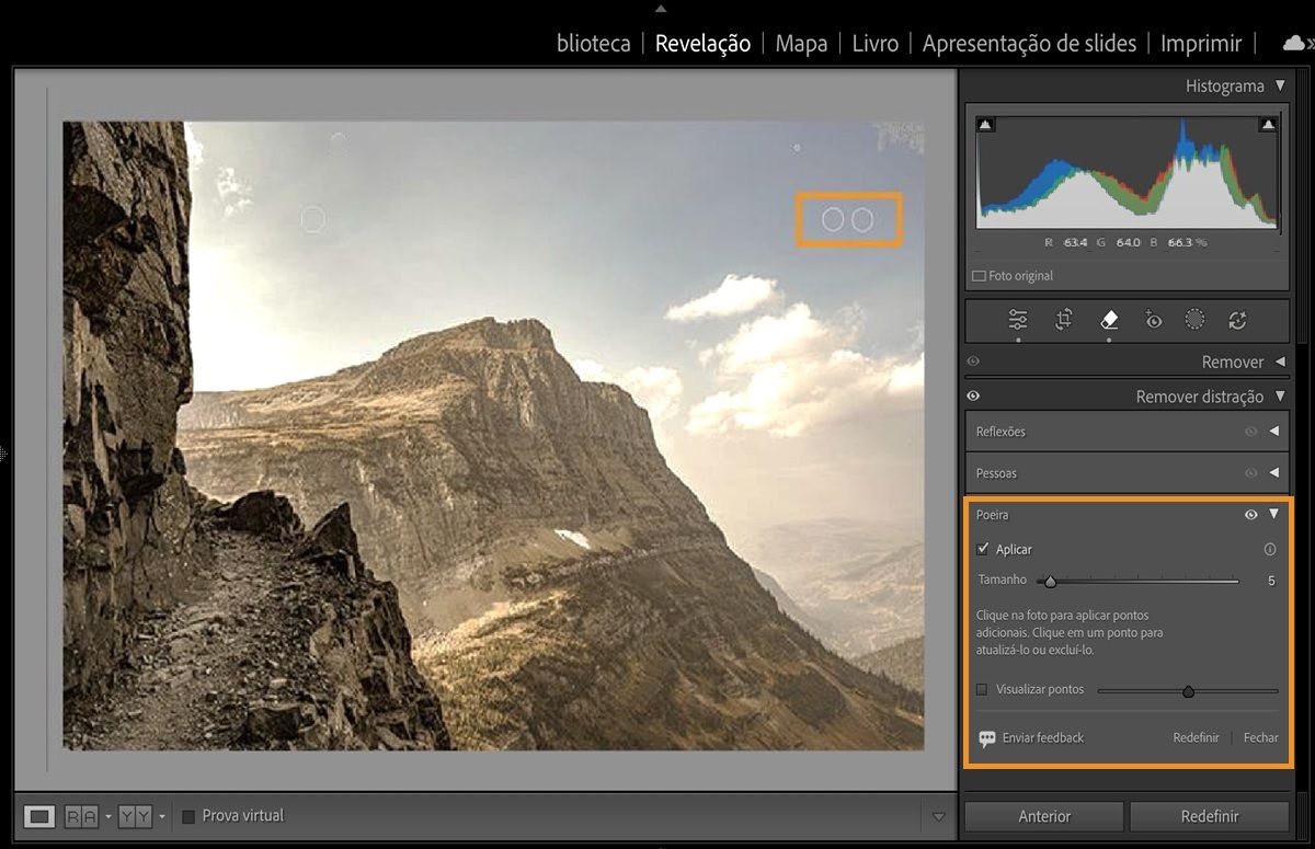 Uma imagem de uma montanha com manchas de poeira destacadas devido ao sensor da câmera está aberta no Lightroom Classic com o painel Remover distração aberto.O recurso Poeira remove essas manchas de poeira do sensor.