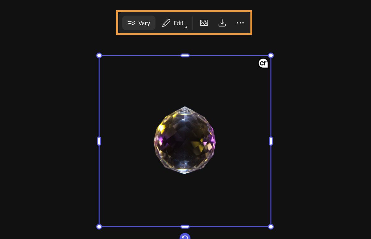 L'immagine nell'area di lavoro è selezionata e sono disponibili le opzioni di modifica. L’opzione Varia consente di visualizzare il messaggio utilizzato per la generazione dell’immagine e di creare un nuovo set di varianti dell’immagine.