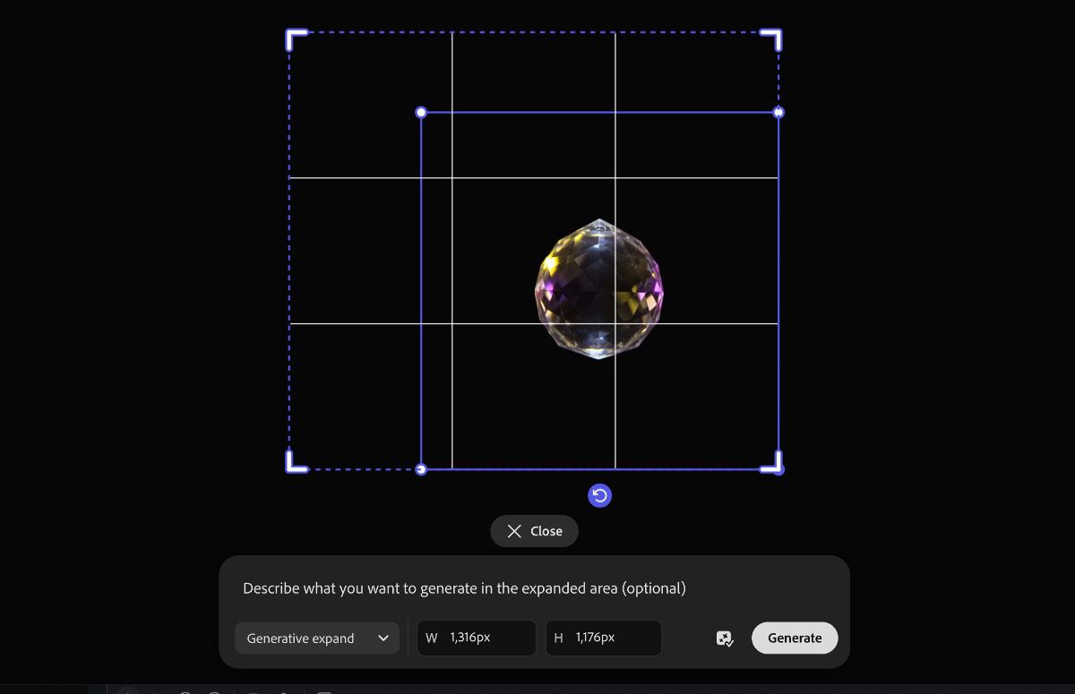A imagem na tela está selecionada e a opção de alterar sua resolução usando Expansão generativa está disponível.