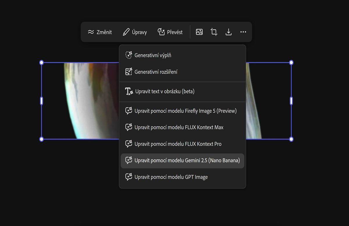 Je vybrán obrázek na plátně a z rozbalovací nabídky je vybrána možnost Upravit pomocí FLUX Kontext MAX.