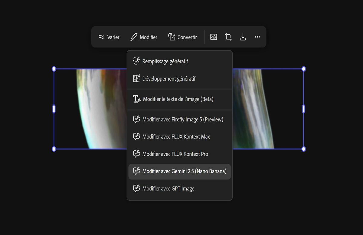 L’image dans la zone de travail est sélectionnée, tandis que l’option Modifier avec FLUX Kontext MAX est choisie dans le menu déroulant.