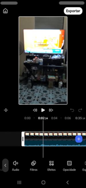 Botão Efeitos destacado na barra de ferramentas com um clipe de vídeo laranja selecionado.