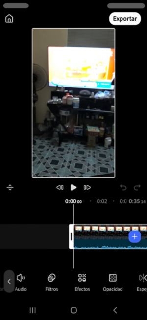Botón Efectos resaltado en la barra de herramientas con un clip de vídeo naranja seleccionado.