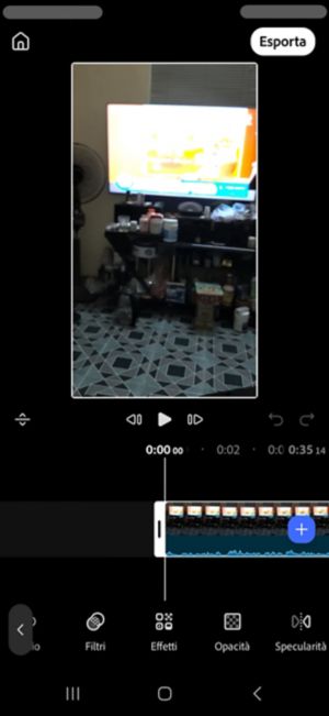 Pulsante Effetti evidenziato nella barra degli strumenti con una clip video arancione selezionata.