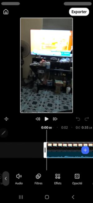 Bouton Effets mis en surbrillance dans la barre d'outils avec un clip vidéo orange sélectionné.