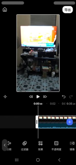 工具栏中的效果按钮高亮显示，选中了一个橙色视频片段。