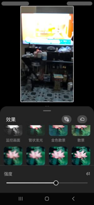 在效果面板中选择了简易抖动效果，强度滑块设置为 50。