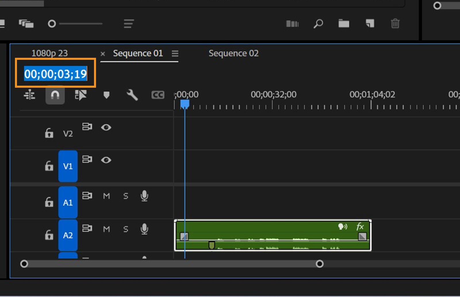 Se abre un cuadro de diálogo que muestra la edición de la línea de tiempo y la posición actual del cabezal de reproducción en el código de tiempo. Las pistas de vídeo y audio son visibles, y se selecciona un clip de audio en la pista A1.