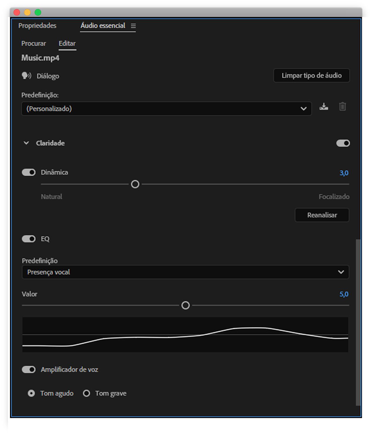 O painel “Áudio essencial” é selecionado com o tipo de clipe “Diálogo”, e a seção “Clareza” é expandida. Esta seção contém opções para melhorar a clareza das faixas de diálogo. 