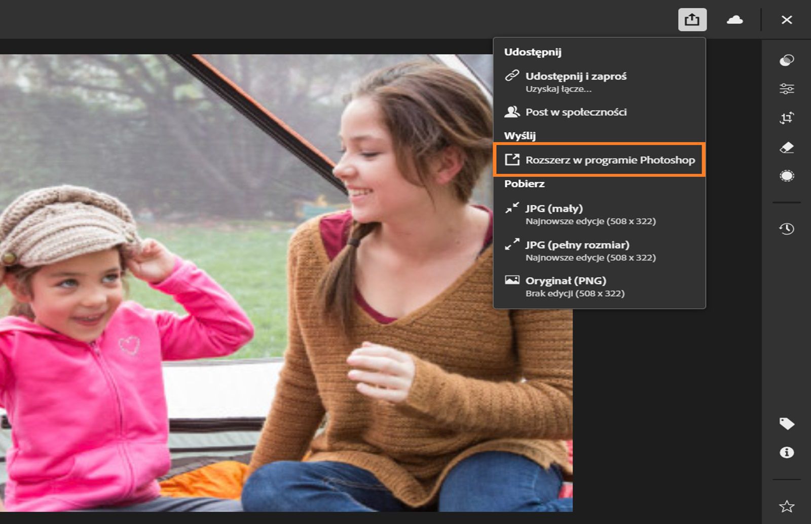 Obraz chłopca i dziewczynki jest otwierany w programie Lightroom w Internecie po wybraniu menu Rozszerz w programie Photoshop.