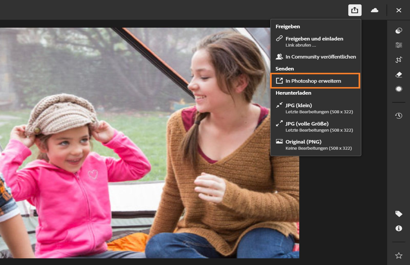 In der Web-Version von Lightroom wird ein Bild mit einem Jungen und einem Mädchen geöffnet. Dort wird das Menü „In Photoshop erweitern“ ausgewählt.