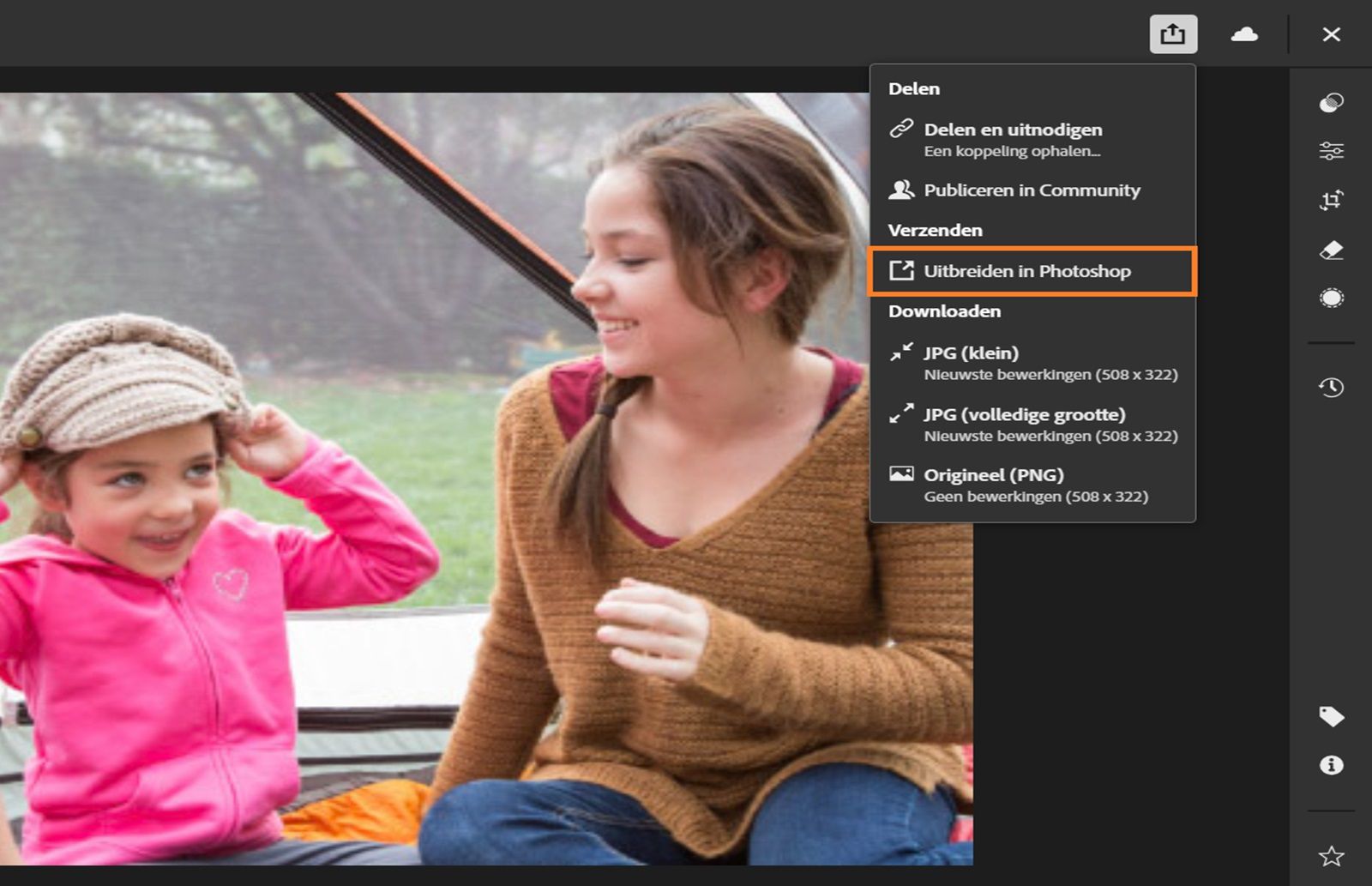 In Lightroom op internet wordt een foto van een jongen en een meisje geopend, waarbij het menu Uitbreiden in Photoshop is geselecteerd.