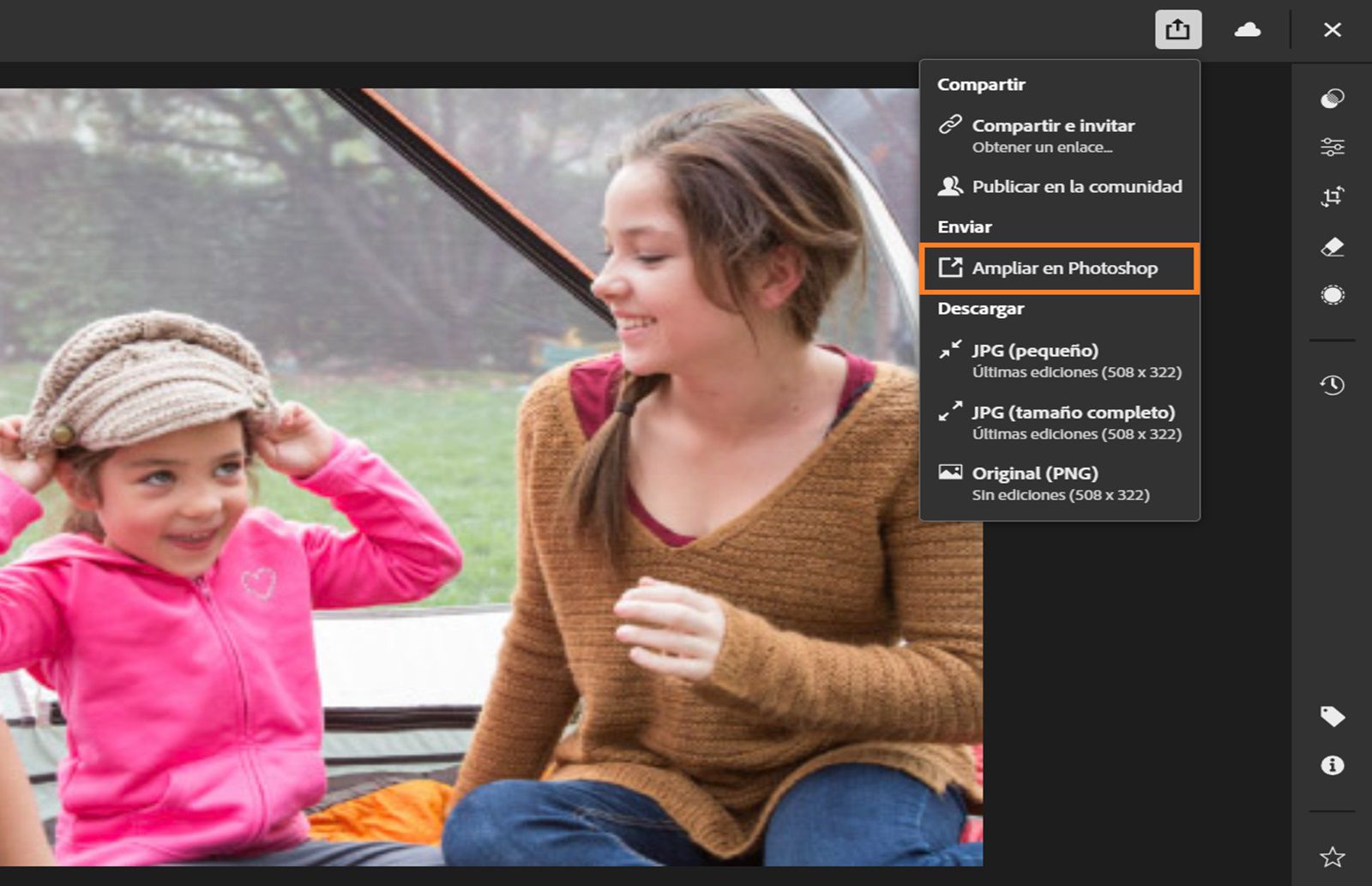 Se abre una imagen de un niño y una niña en Lightroom en la web, donde se selecciona el menú Expandir en Photoshop.