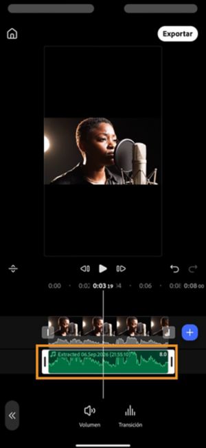 Nueva pista de audio "Extraída" añadida debajo del vídeo, con la forma de onda del clip original ahora en gris.
