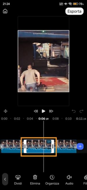 Timeline che mostra una nuova clip bloccata di 4 secondi inserita ed evidenziata tra i due segmenti di clip originali.