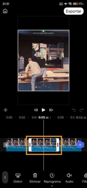 Línea de tiempo que muestra un nuevo clip congelado de 4 segundos insertado y resaltado entre los dos segmentos del clip original.