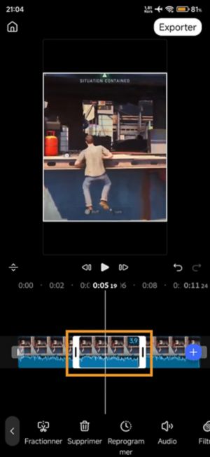 Chronologie affichant un nouveau clip figé de 4 secondes inséré et mis en évidence entre les deux segments de clip d'origine.